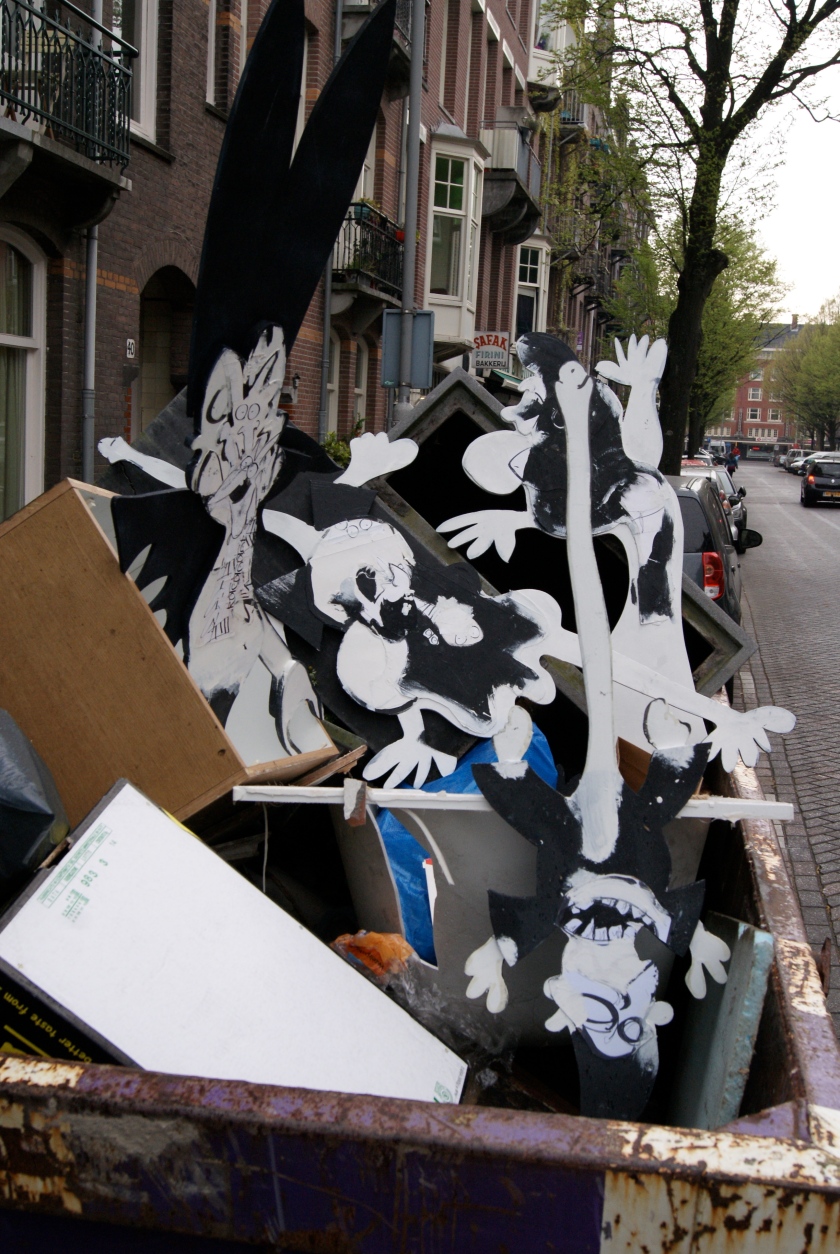 voorbereiding, installatie, Feyenoord, Ajax, Rotterdam CS, Amsterdam CS, Robert Pennekamp, trash art, dullaard, buffoon, 